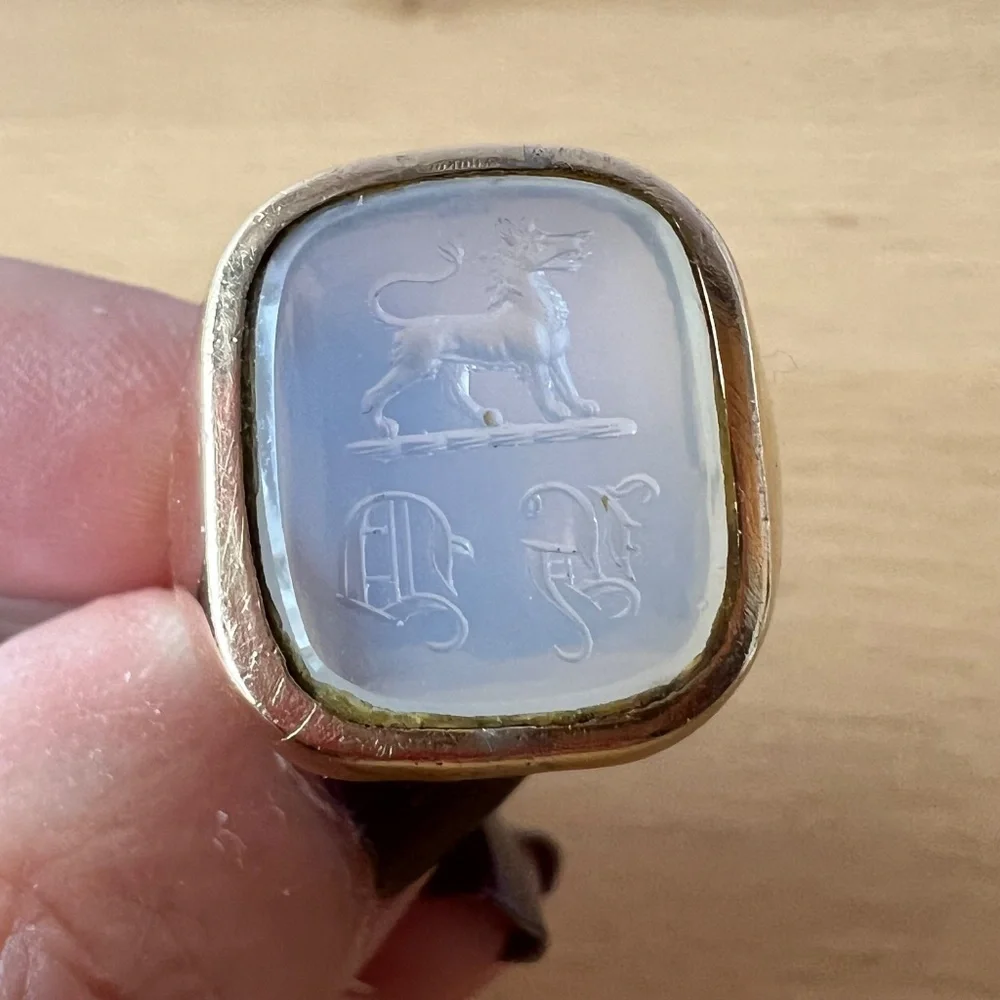 VINTAGE 9K GOLD WHITE CHALCEDONY LION INTAGLIO SIGNET RING BRITISH HALLMARKS